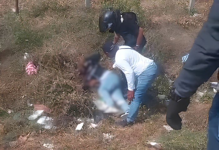 Motociclista perdió el control, cayó a una cuneta y casi muere