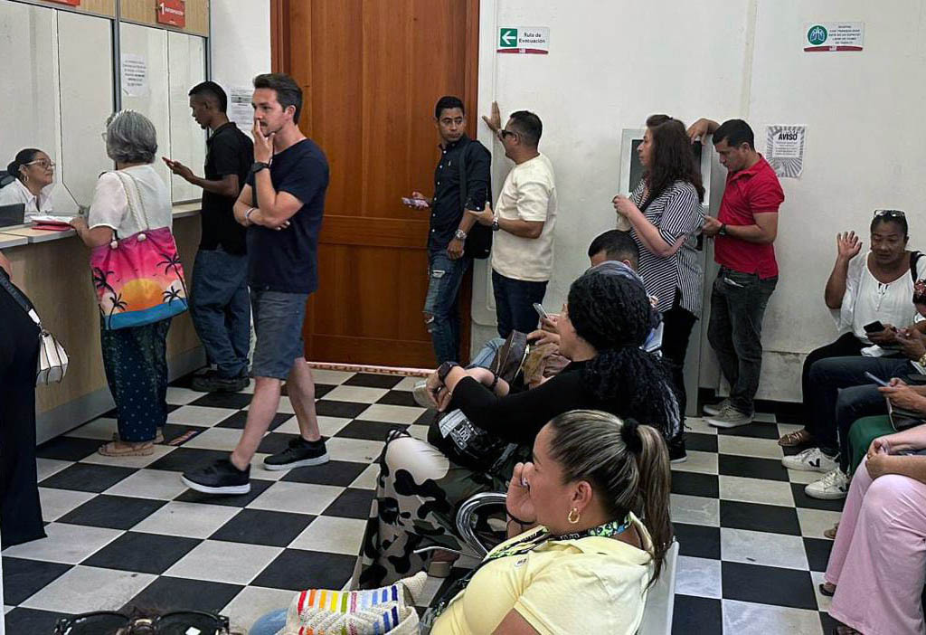 Denuncian a la mafia de las citas´ para sacar pasaporte en Magdalena