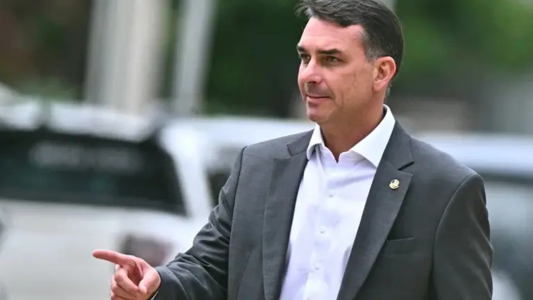 Flávio Bolsonaro llega a Miami tras huir de Brasil después de perder las elecciones