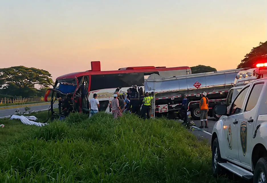 Choque de bus con camión dejó 3 muertos y 10 heridos | HOY DIARIO DEL ...