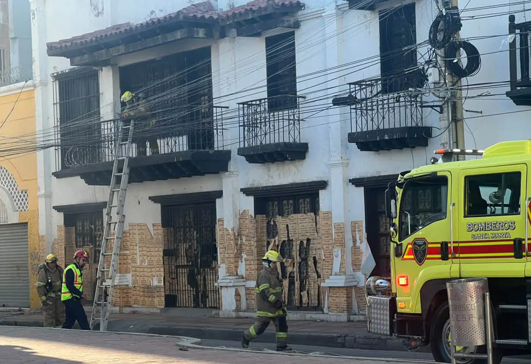 Gente en condición de calle, prendió fuego a la antigua sede de Aposmar